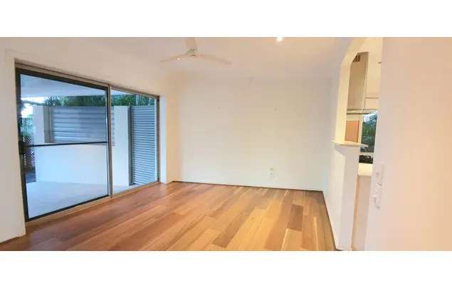 Rent 4 bedroom house of 783 m² in  Bundall QLD 4217