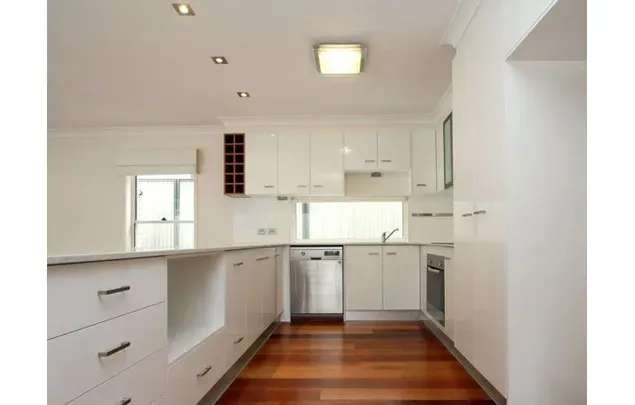 Rent 1 bedroom house of 412 m² in  Sunnybank