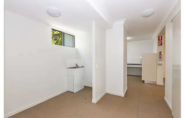 Rent 3 bedroom apartment in West End