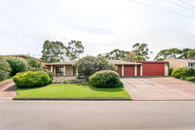 Discover the Potential of this Classic 3-Bedroom Home in Flagstaff Hill!