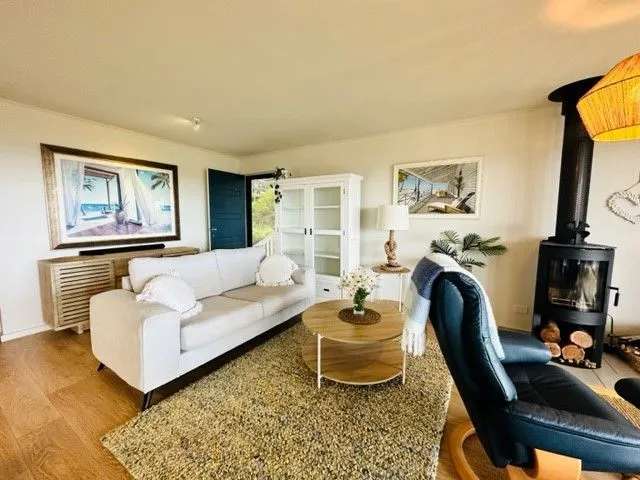 Stunning fully furnished property in the heart of Victor Harbor