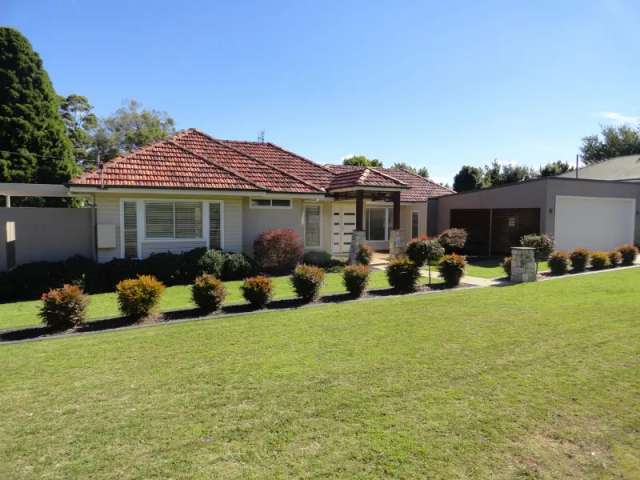 East Toowoomba - Gardening Included