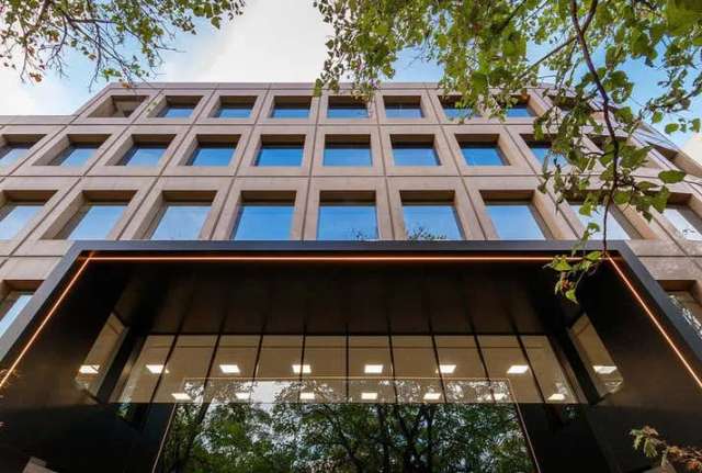 MODERN OFFICES WITH KINGS PARK VIEWS