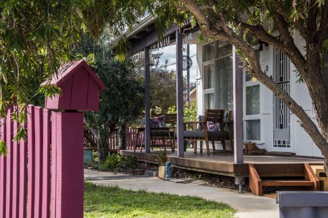 Central Location, Cute Cottage plus Shed