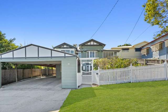 Oversized  Queenslander on low maintenance block