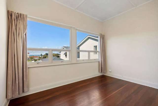 Family home with extra retreat located moments away from central Victor Harbor!