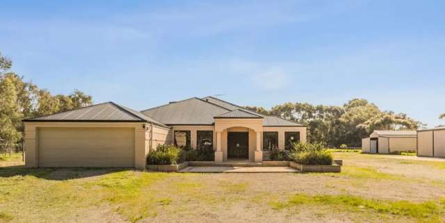 Large shed, modern home & Horse facilities