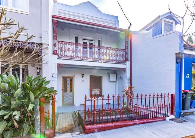 Renovated 3-Bedroom Terrace in a Tranquil, Leafy Neighborhood