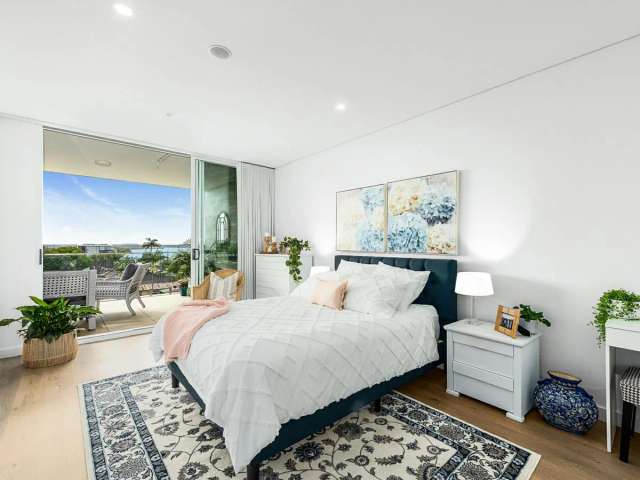 Luxurious CBD apartment with northerly water views