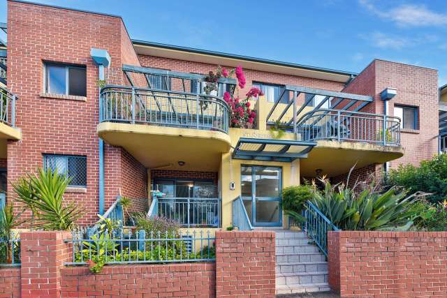 Townhouse-like Full Brick Apartment