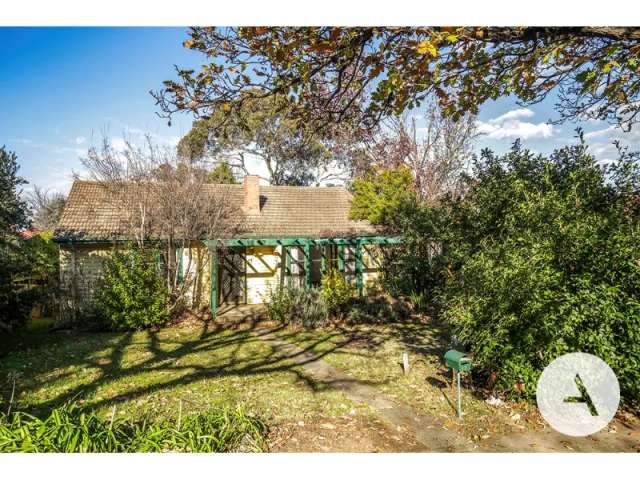 Charming Weatherboard Cottage In Prime Yarralumla Location