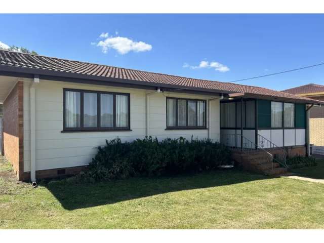 Charming Home In South Toowoomba – A Stone'S Throw Away To The Golf Course.