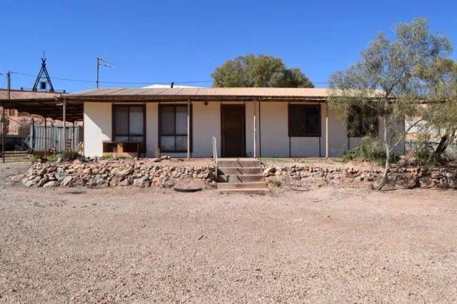 Three-bedroom aboveground house just a short walk from the local IGA