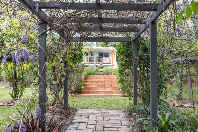 "Bird Song Bower" A serene dual-living sanctuary with lush artistic gardens, nestled just minutes from Maleny town center