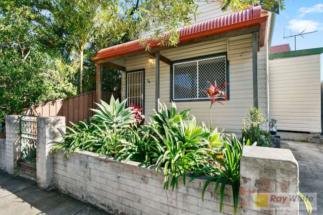 Charming 3 Bedroom Family Residence!