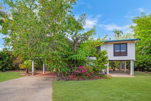 Tropical family retreat in wonderfully convenient setting