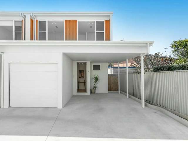  Brand new luxurious north facing townhouse, beach access across the road