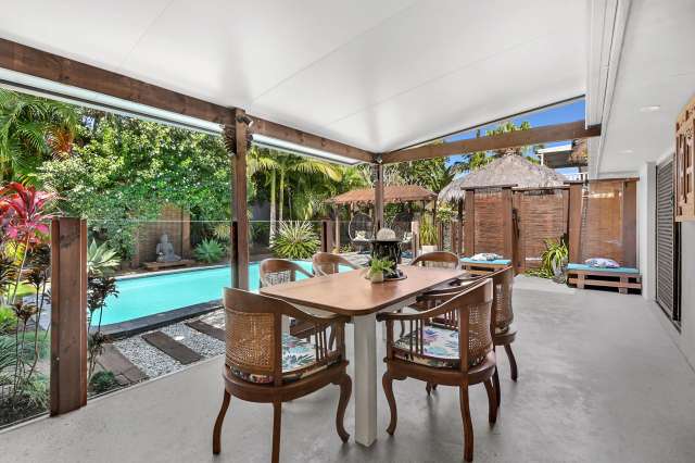 Tropical Oasis in the Heart of Benowa!