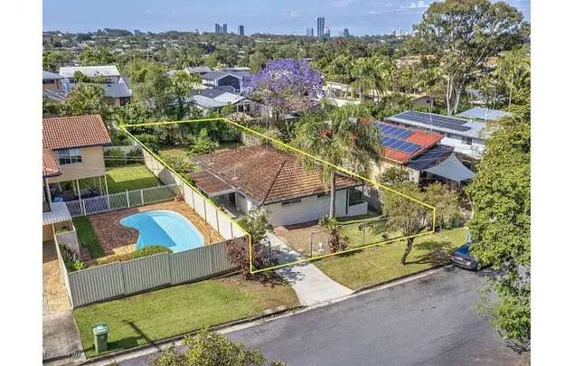 Rent 3 bedroom house in  Benowa