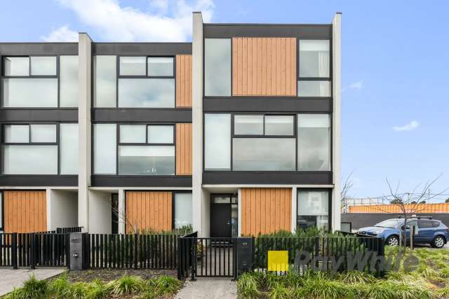 MODERN AND STYLISH 3 BEDROOM TOWNHOUSE!