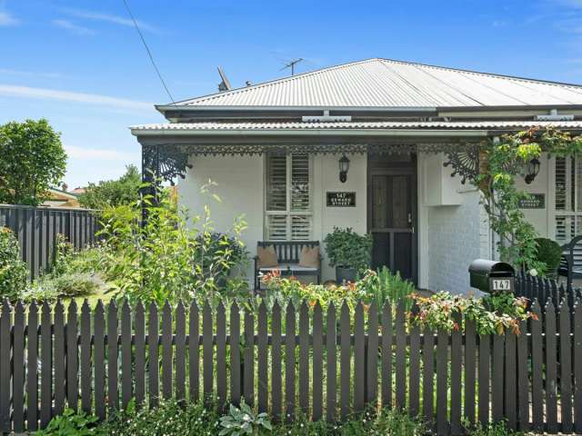 CHARMING COTTAGE IN CENTRAL EAST ORANGE LOCATION