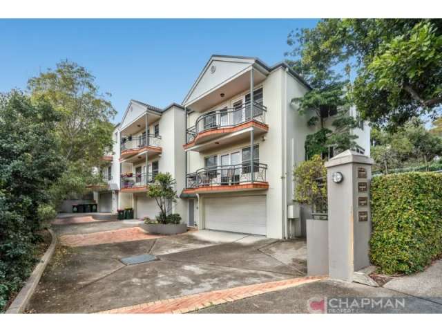 Spacious Three Floor Townhouse In Cbd Side Suburb