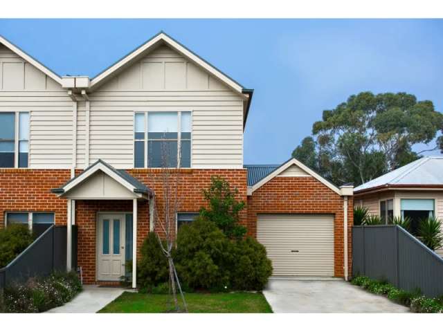 Modern Town House Only Minutes To Ballarat Cbd