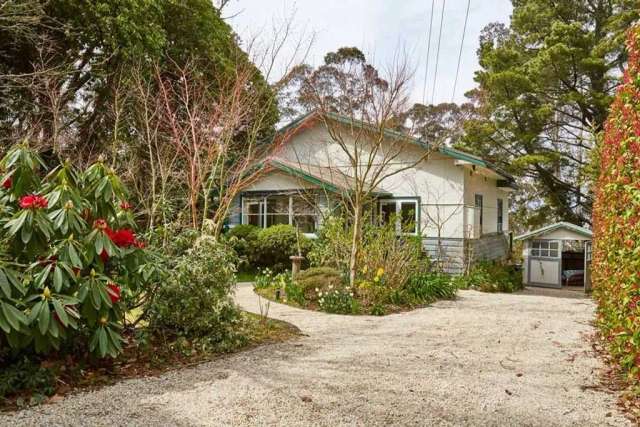 'THE ARTIST'S COTTAGE' - COSY 1930'S COTTAGE WITH GORGEOUS GARDENS AND VIEWS