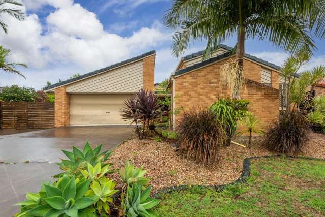 Spacious family home - Large Side Access - Walk to Parklands!