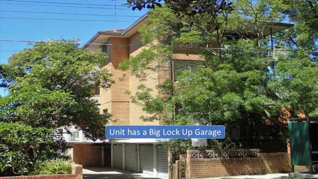 2 Bedroom Apartment-Private LOCK UP GARAGE-Walk to Shops & COOGEE BEACH- 2 large Bedrooms & big Living area