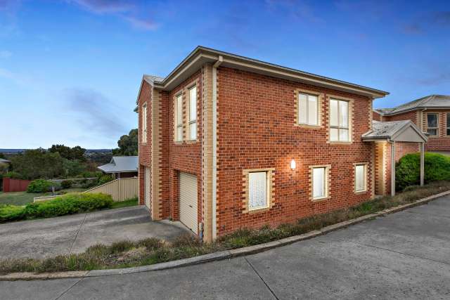 Great Townhouse in Quiet Court Location