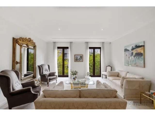 Massive 270 Sqm Luxurious 3 Bed Home + Rooftop Alfresco Deck