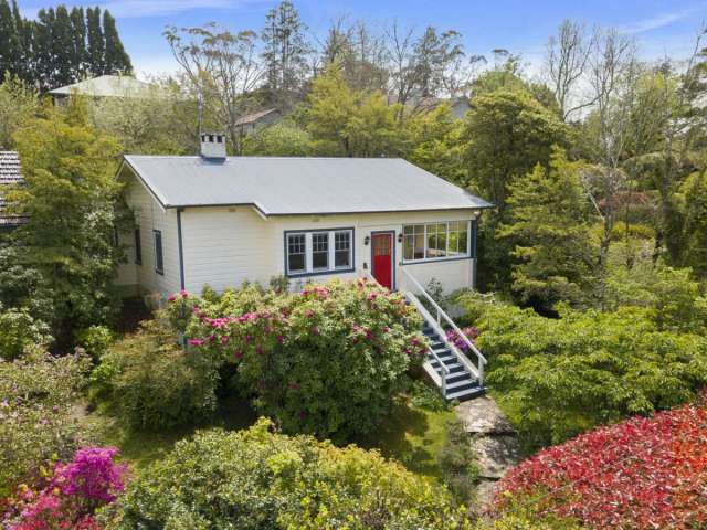 Characterful 1920s cottage w/ garden views & studio.