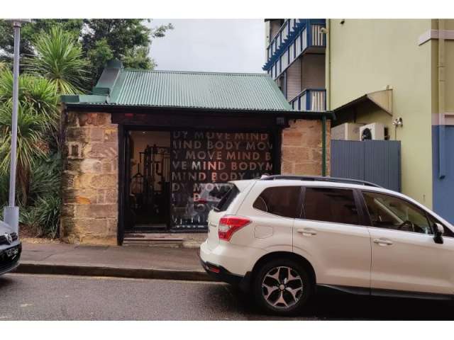 Renovated Two Bedroom On Freestanding Sandstone Terrace