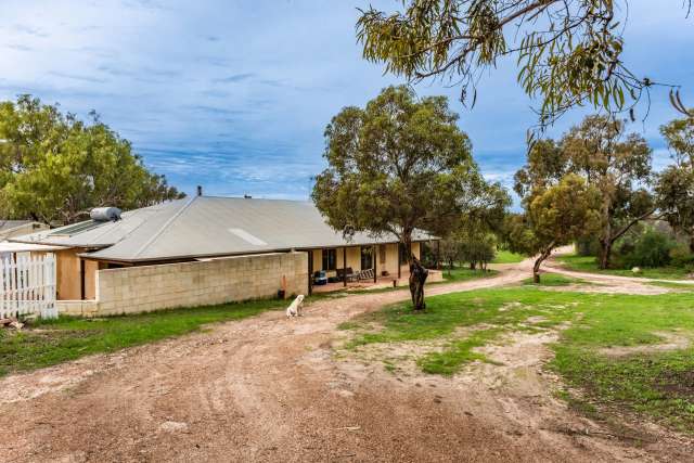 Rural property with plenty of accommodation