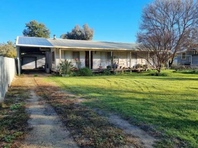 Maude Three bedroom home opposite Murrumbidgee river & weir