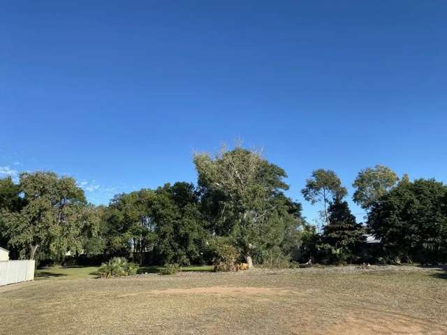 LARGER ALLOTMENT BACKING ONTO PARKLAND