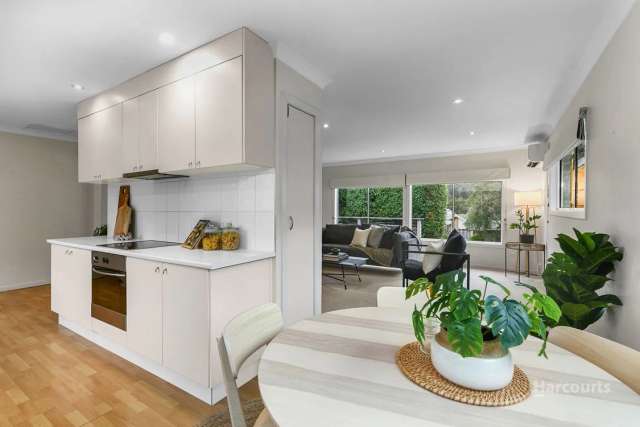 Contemporary + generous living in a quiet cul-de-sac location