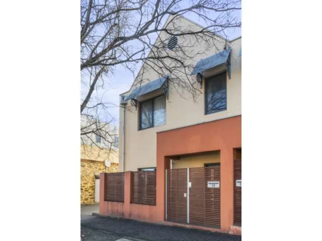 Modern Townhouse In Enviable Norwood Location! Within Walking Distance To Restaurants & Cafes!