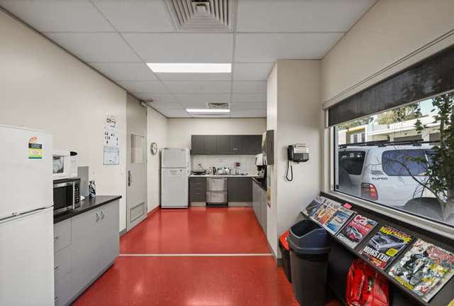 High Clearance, Standalone Office/Warehouse in Heart of Port Melbourne