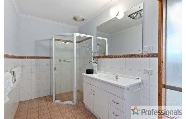 Rent 4 bedroom house of 6540 m² in  Aldinga Beach SA 5173